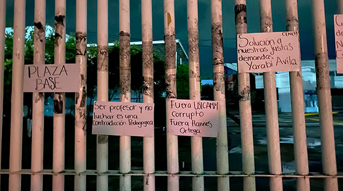 Egresados normalistas toman la SEE en exigencia de plazas