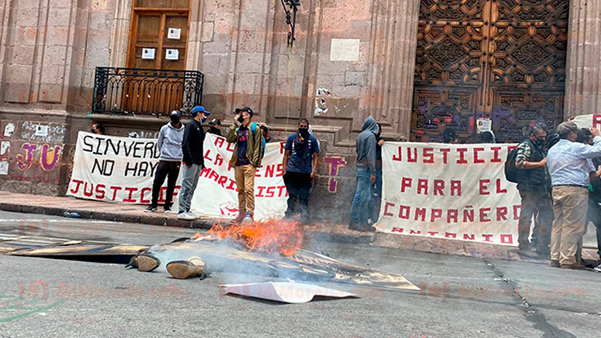 "Justicia para Antonio"; marchan normalistas por compañero atropellado, en Morelia