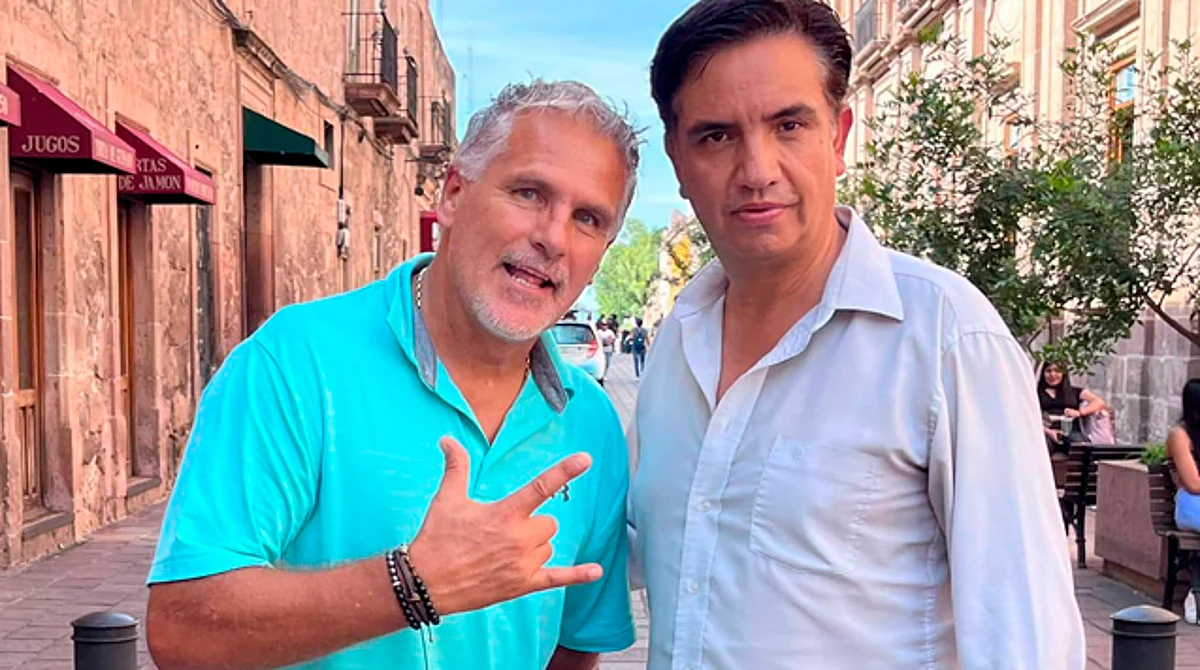 Se compartió una foto de Héctor Soberón en una de las calles del centro de Morelia, frente a catedral