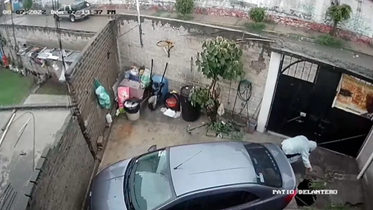 Un familiar compartió el momento en que el hueco se abre