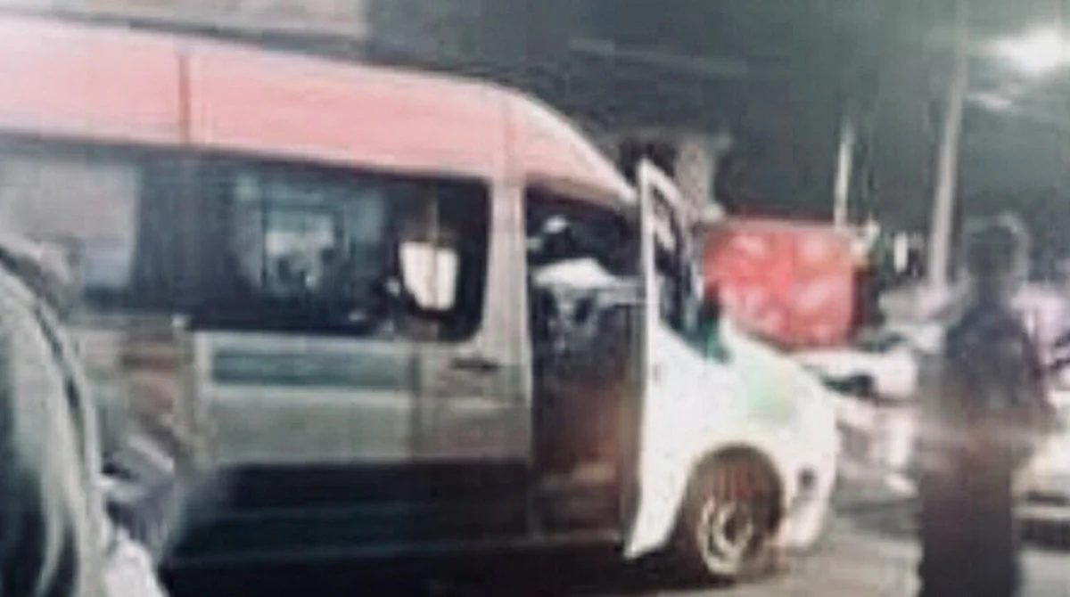 Asaltantes de combi son abatidos por pasajero exmilitar, en CDMX