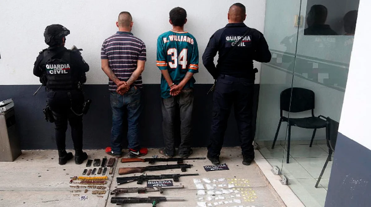 Detienen a dos con 7 armas largas, 141 cartuchos útiles y con droga en Morelia