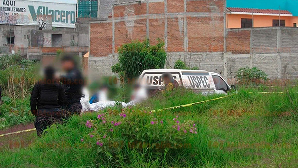 Hallan vecinos cadáver en terreno baldío en Morelia