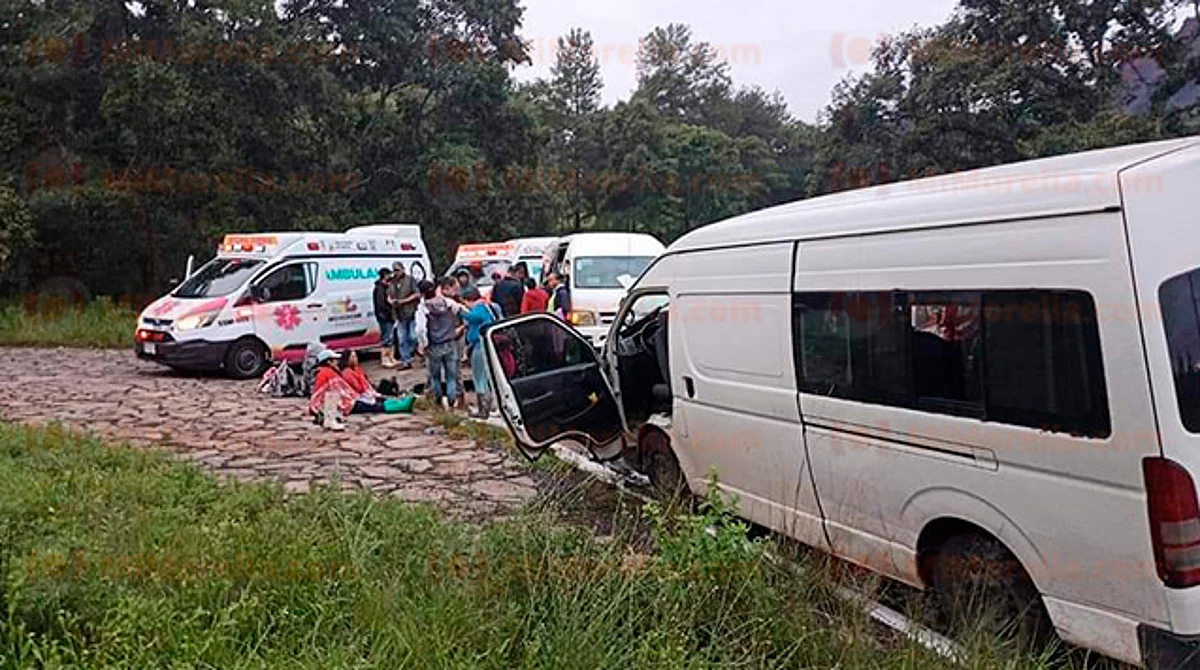 Choque deja 13 heridos en la Morelia-Quiroga cuando iban al corte de fresa