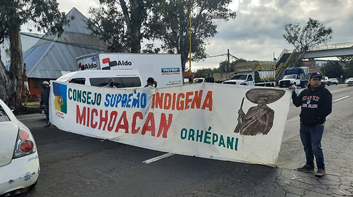 Bloquean comunidades indígenas al menos 4 carreteras en Michoacán