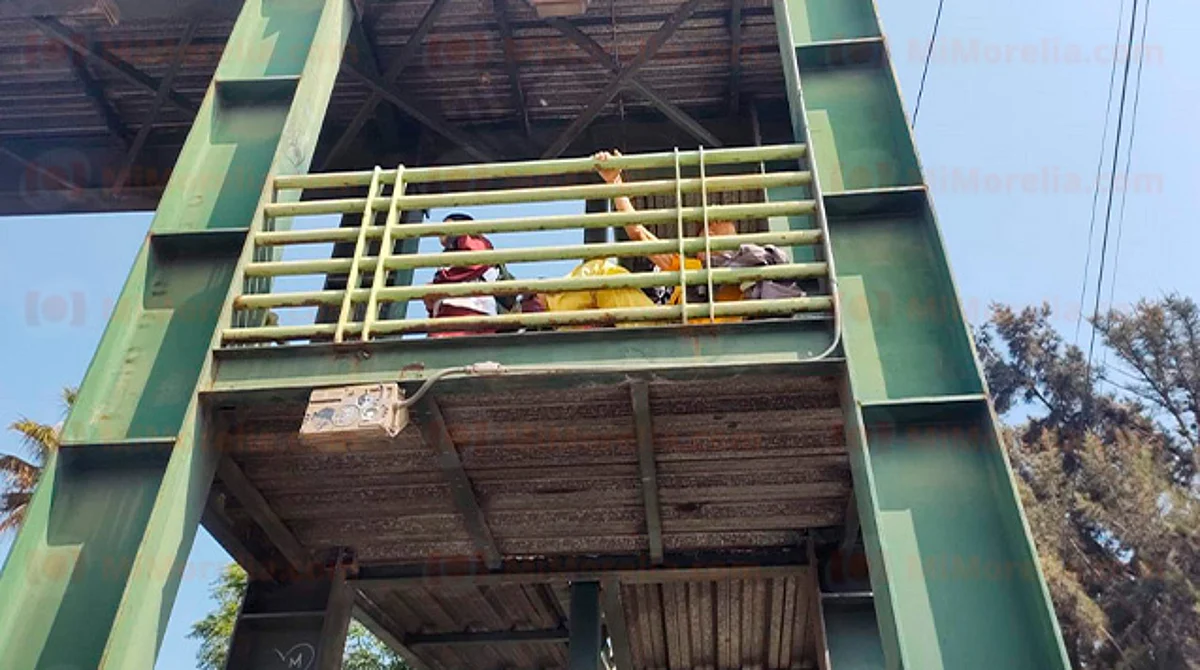 Salvan a adulto de 95 años de lanzarse de puente por problemas familiares, en Morelia
