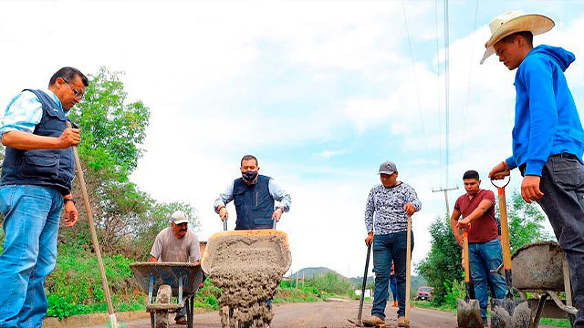 Barragán puso de ejemplo los caminos rurales de Santiago Undameo, de San Rafael Coapa, de Tiripetío, donde brillan los baches por todos lados