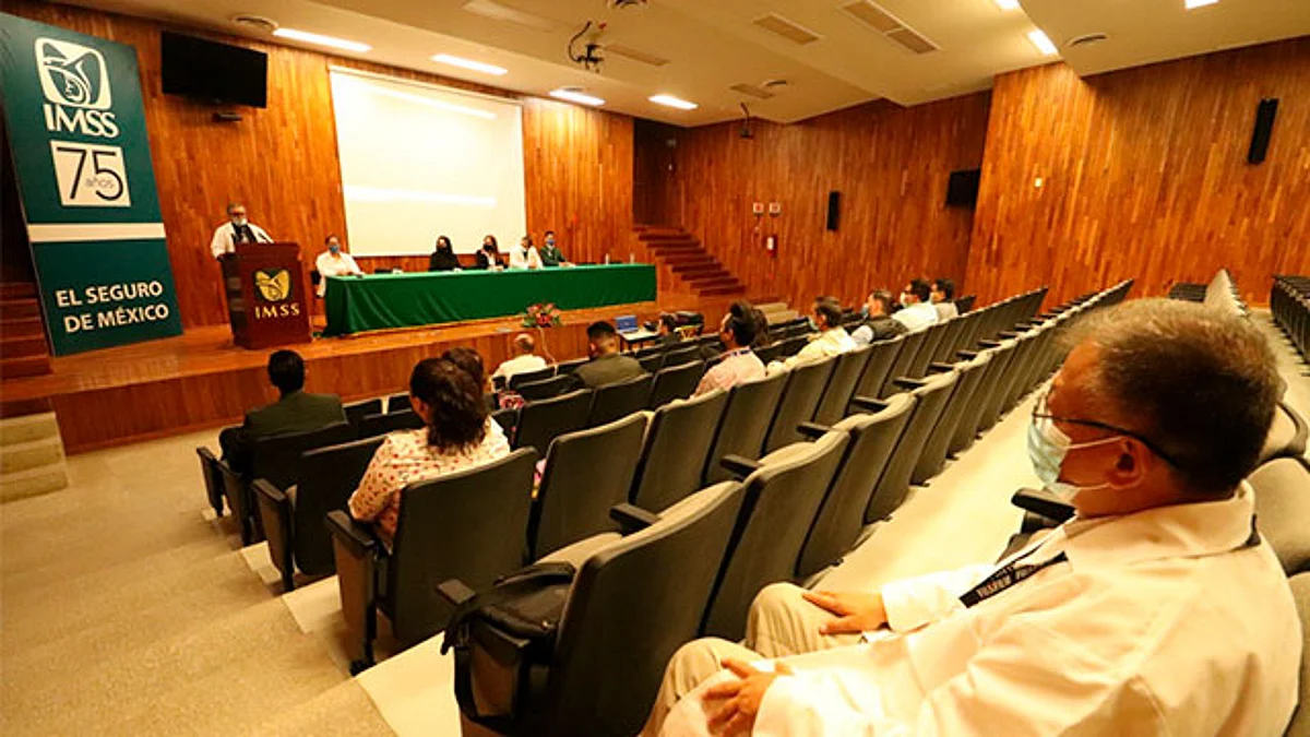 El curso cuenta con el aval del CONALEP, es de tipo presencial, diario e impartido por un periodo de tres años
