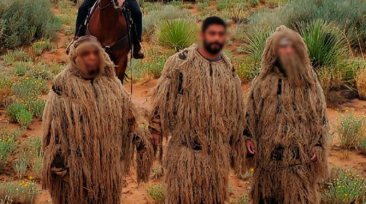 Descubren a migrantes camuflados en Nuevo México; usuarios los comparan con Chewbacca