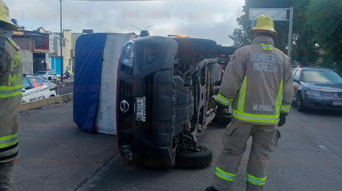 Vuelca camioneta en el periférico de Morelia