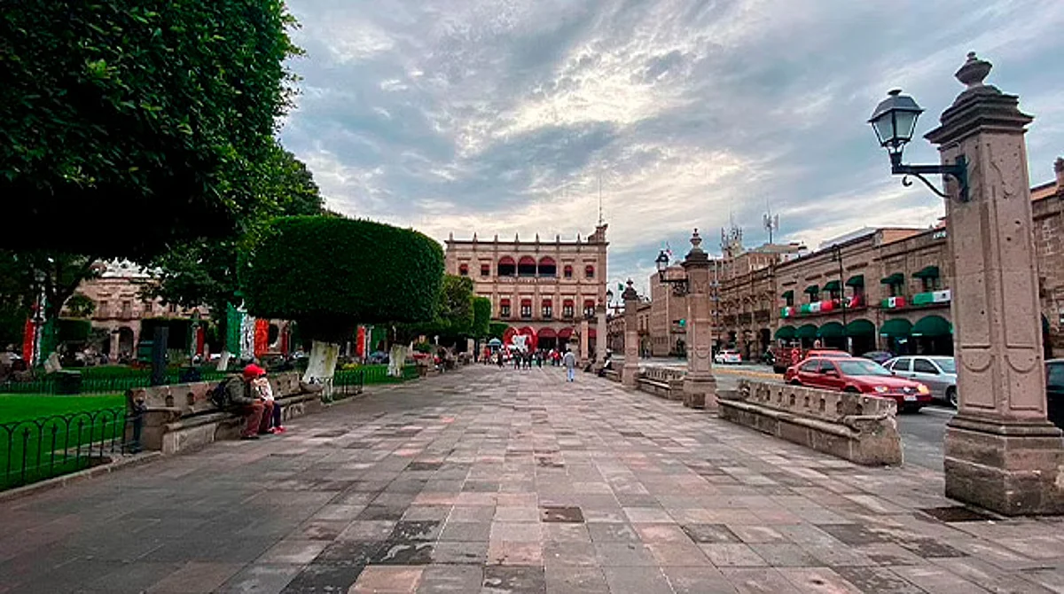 Lunes de inicio de clases, con clima lluvioso en Morelia