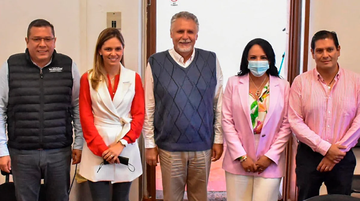 Se reúnen legisladores con titular de SCOP