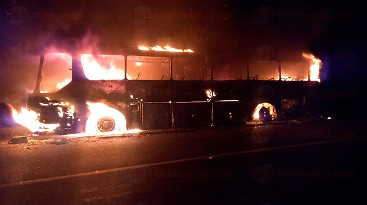 Autobús de pasajeros arde en llamas en la autopista Siglo XXI de Michoacán