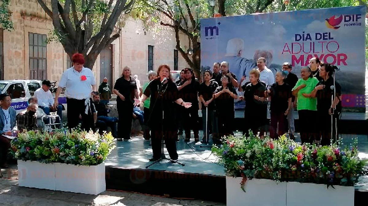 Abuelitos morelianos demuestran su talento en poesía y canto