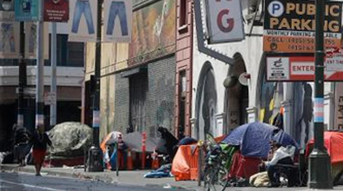 En las imagen se aprecia personas en situación de calle y pobreza, con la que se hizo crítica a Nancy Pelosi por hacer campaña