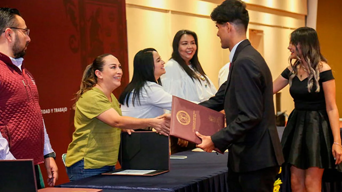 Se llevó a cabo el reconocimiento por excelencia académica a la alumna Xochitl Briceida Torres Farfán