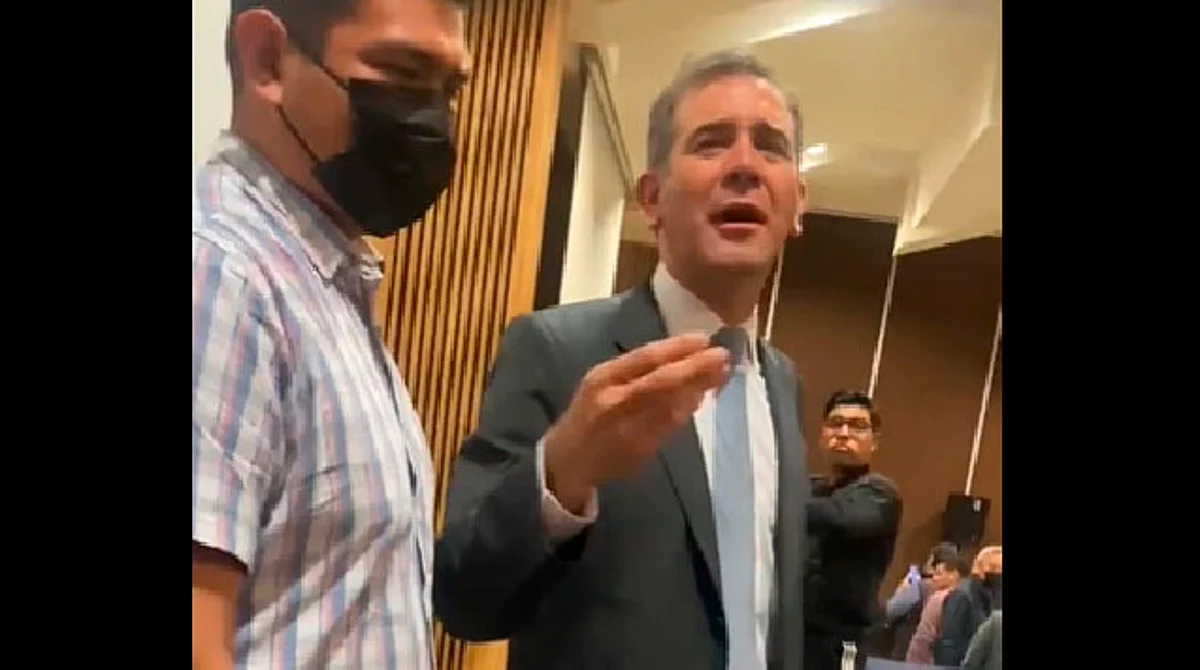 Alumno increpa a Lorenzo Córdova en la UNAM: “Usted es un racista”