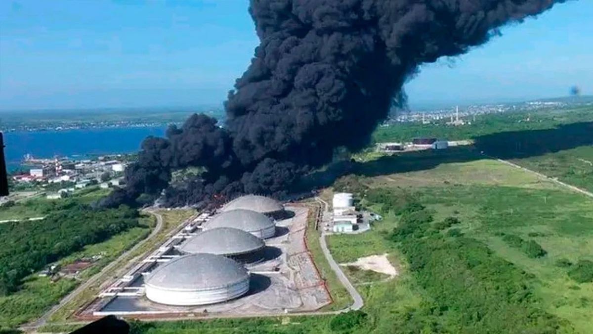 AMLO envía a personal de Pemex y Fuerzas Armadas a Cuba para combatir incendio