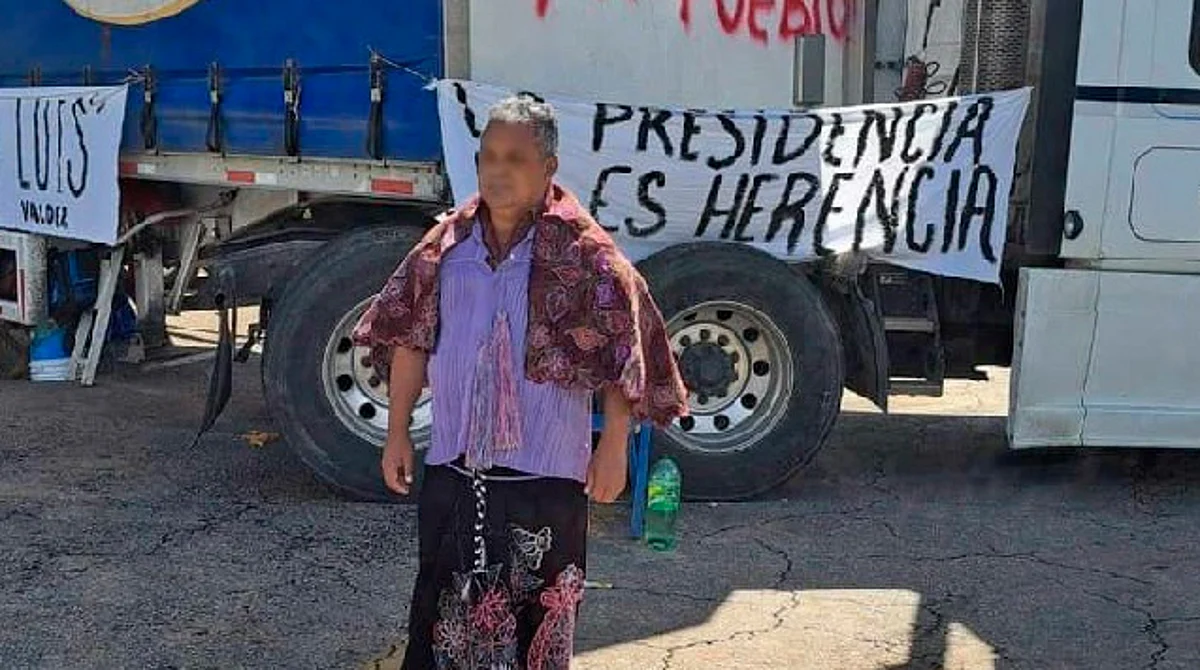 Retienen y visten de mujer a exregidor; pobladores lo acusan de corrupción