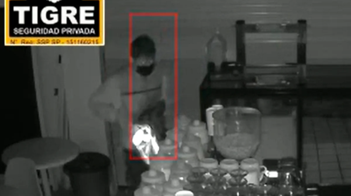 Se ve en video a un tipo que se mete al establecimiento y hurta algunas cosas de lo que parece ser una cafetería