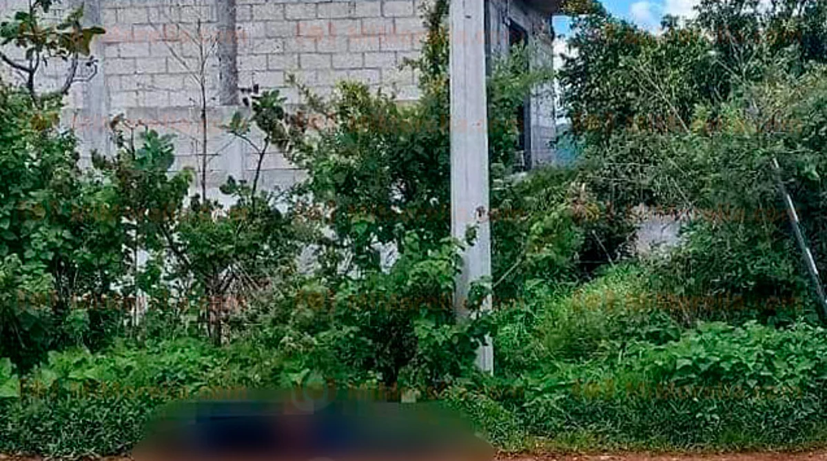 Hallan cadáver de hombre con mensaje en cartulina, en Michoacán