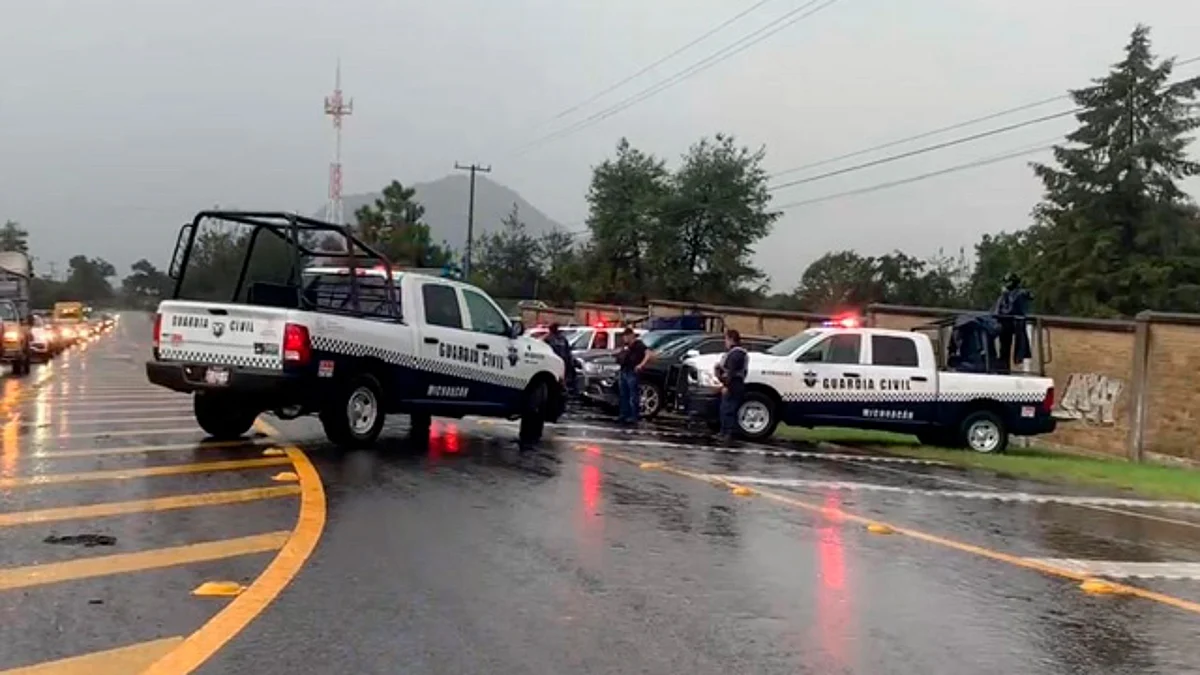 Guardia Civil despliega personal ante bloqueos en Uruapan y Salvador Escalante