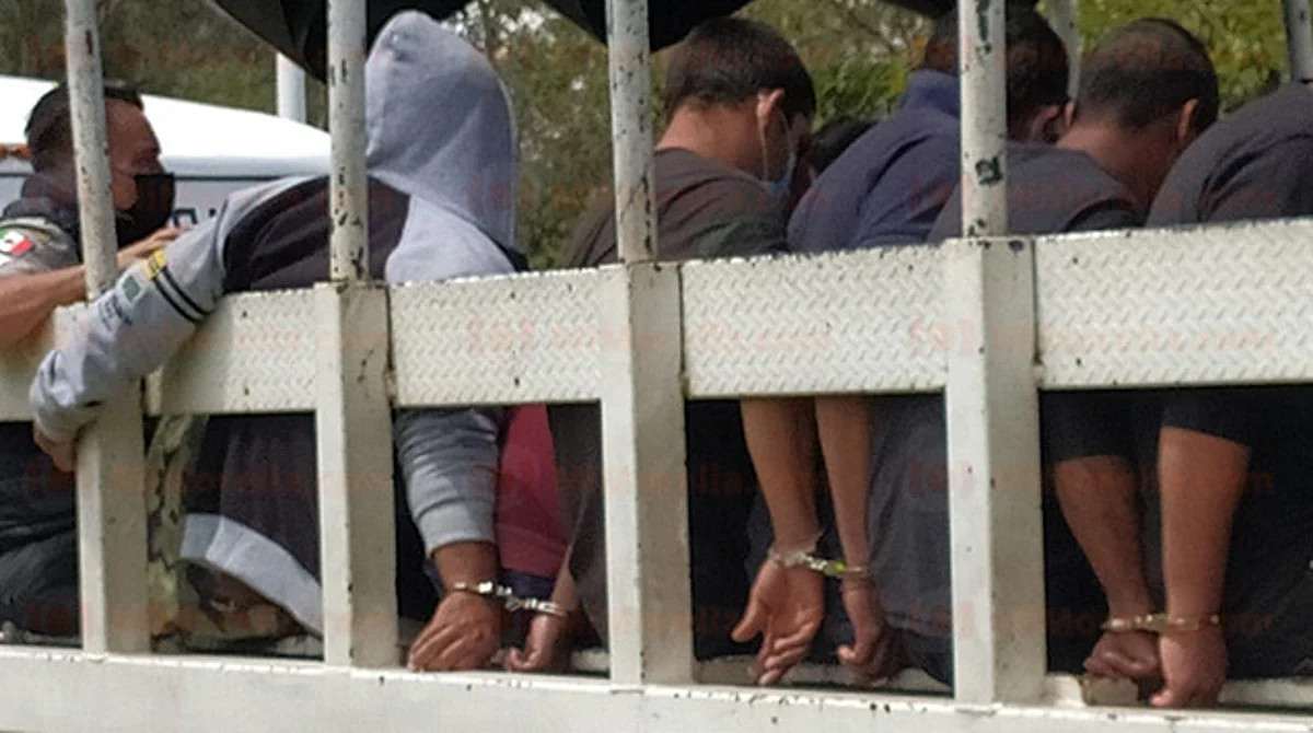 Trasladan a 154 de los detenidos de "Pueblos Unidos" al penal de Apatzingán