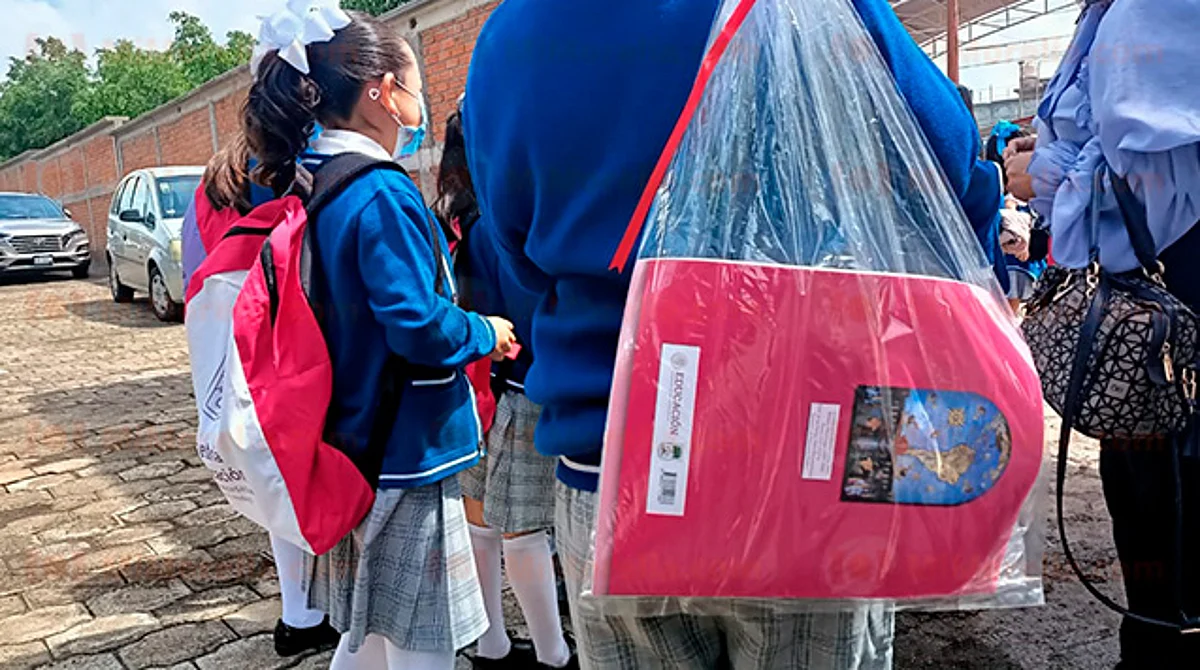 Entregan paquetes escolares en Michoacán para ciclo escolar 2022-2023