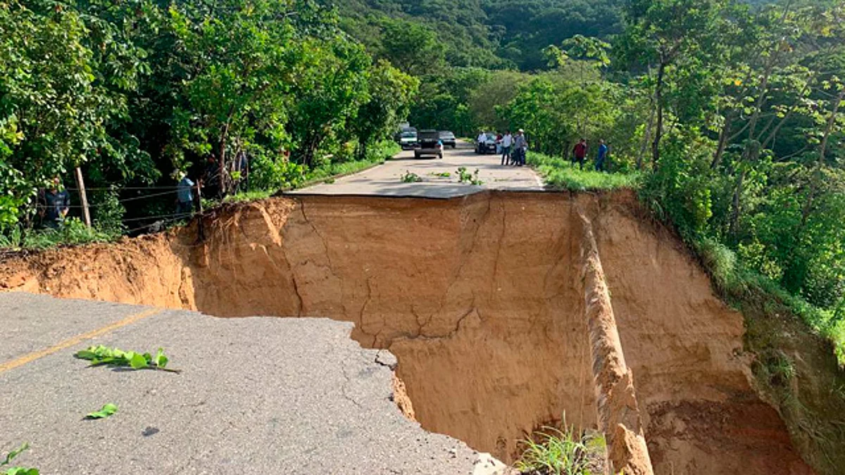 Carretera se derrumba a causa de las fuertes lluvias en Guerrero