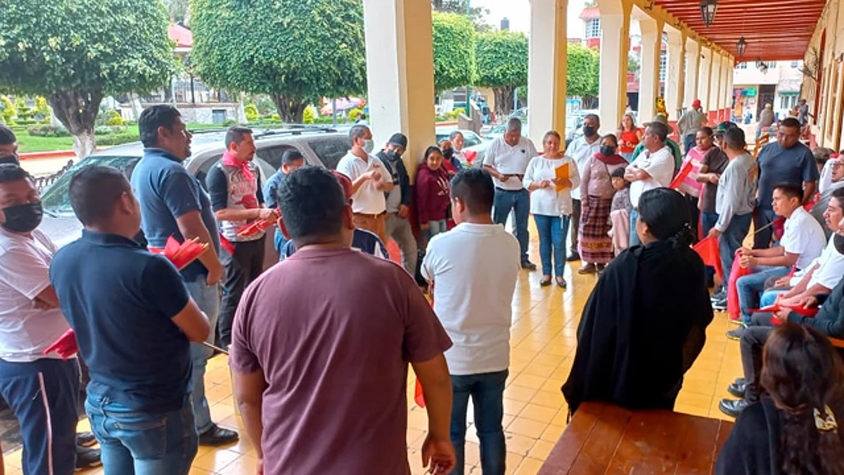 Luchan purépechas antorchistas por un hospital y mejores caminos en La Cañada
