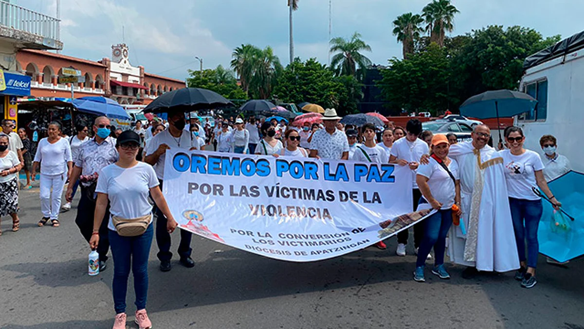 Realizan procesión por la paz en Apatzingán