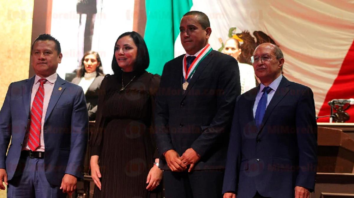 El exfutbolista se dijo orgulloso de recibir la presea