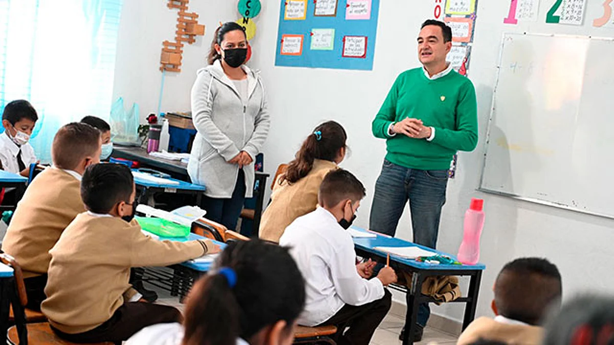 Carlos Soto visitó la escuela “Wenceslao Victoria Soto” en Ario de Rayón