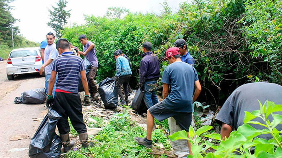 El Ayuntamiento está colocando lonas para invitar a la ciudadanía a no dejar la basura en la orilla del camino