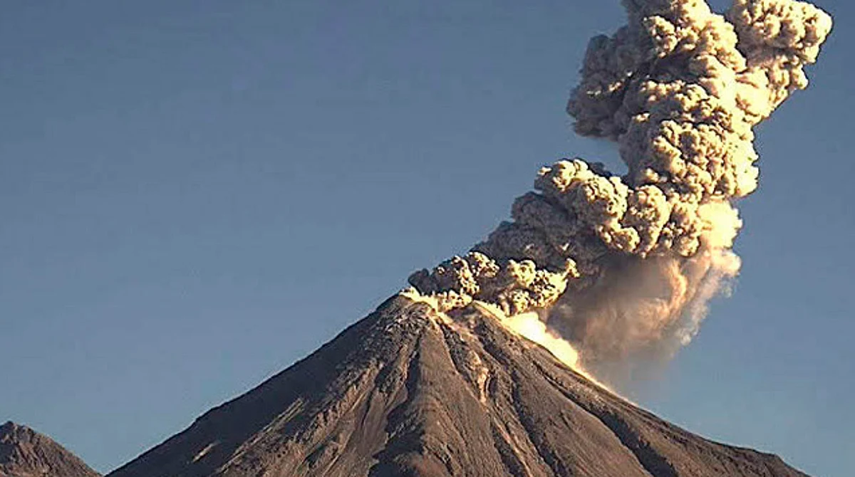 "No hagan caso de rumores"; gobernadora de Colima desmiente erupción de volcán