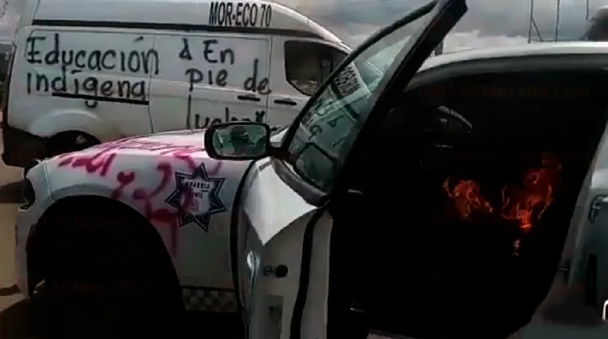 Presuntos normalistas incendian patrullas de la Guardia Civil en la Carapán - Zacapu