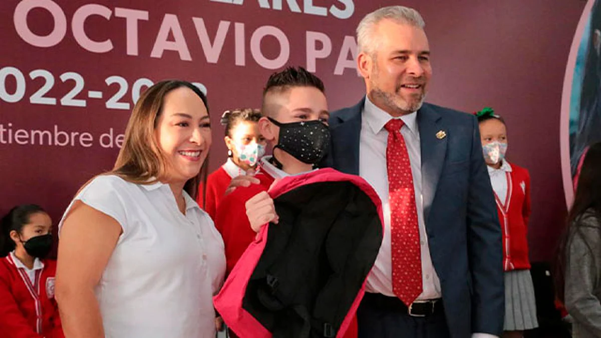 Junto a la secretaria de Educación, Yarabí Ávila, y la presidenta del DIF, Grisel Tello, el gobernador reconoció la gran labor de los docentes comprometidos con el aprendizaje de sus alumnos