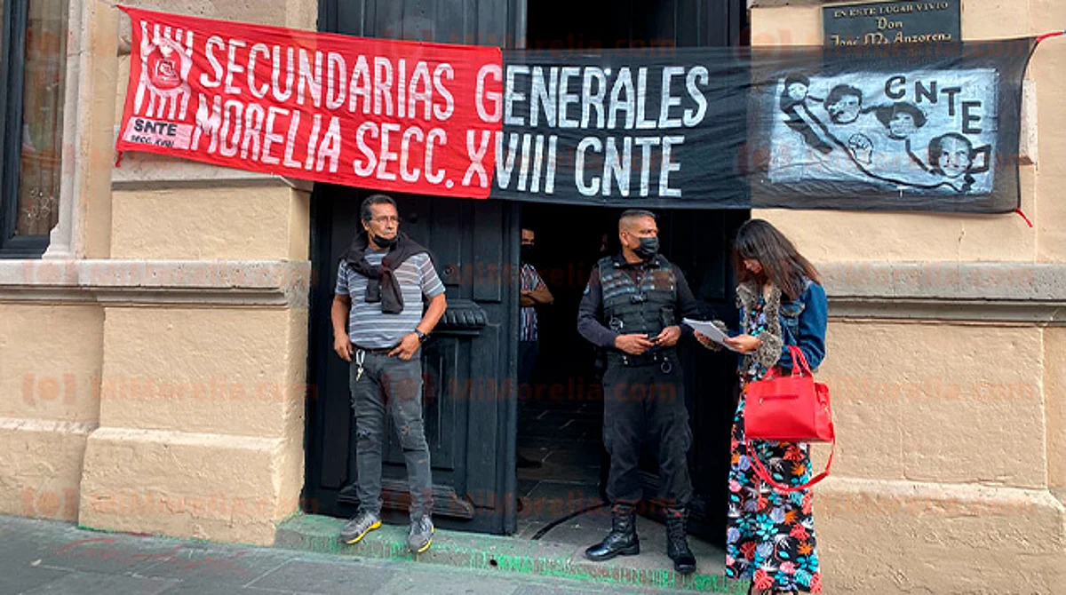 Integrantes de la CNTE se manifiestan al exterior del Congreso de Michoacán