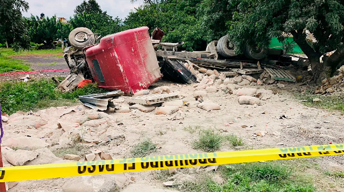 Tráiler se queda sin frenos y se lleva autos y viviendas en Morelos