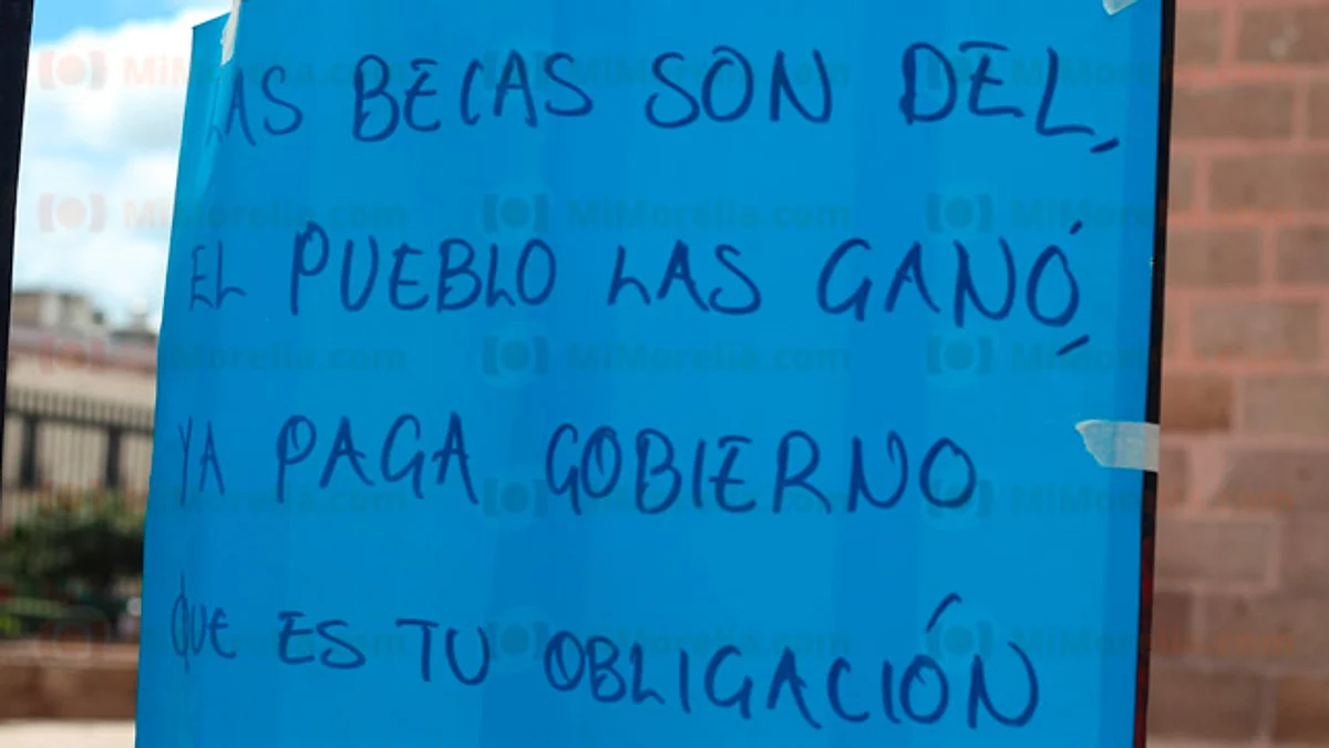 Se manifiestan padres de familia, exigen pago de becas