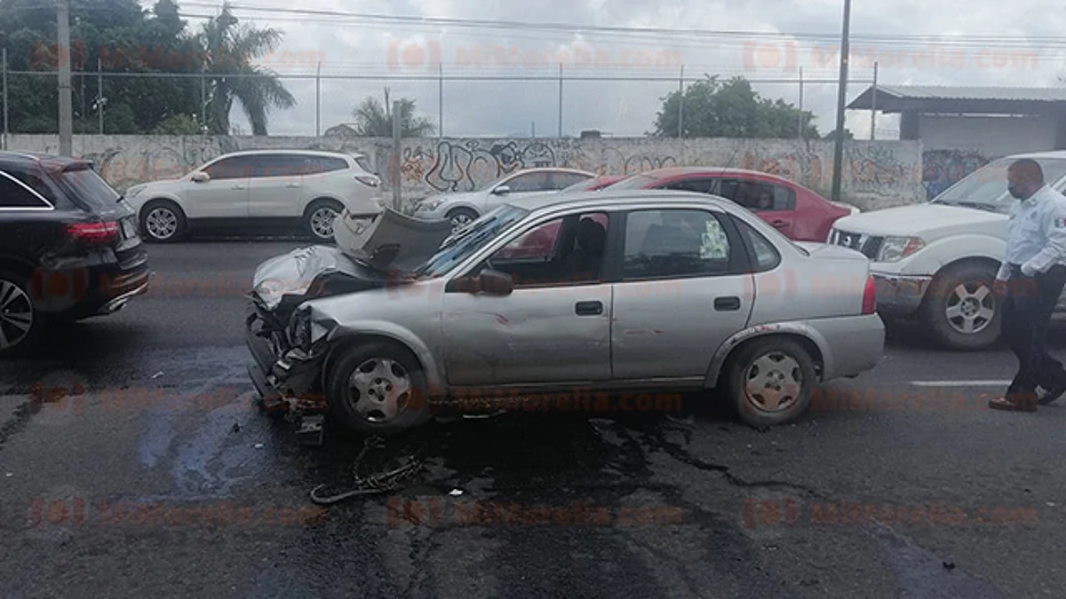 Carambola vehicular en el periférico de Morelia deja una mujer herida