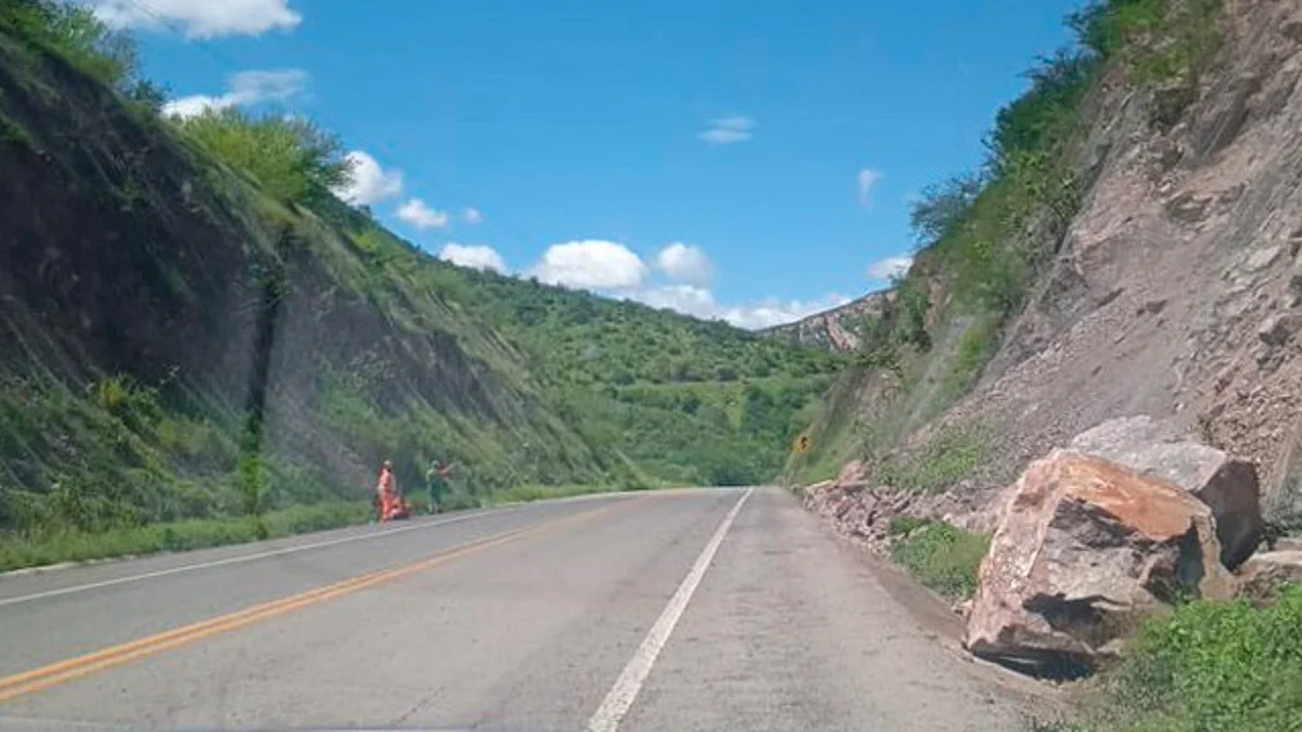Atiende SICT afectación en la carretera Colima-Tecoman “La Salada” y en el Puente de Cortés