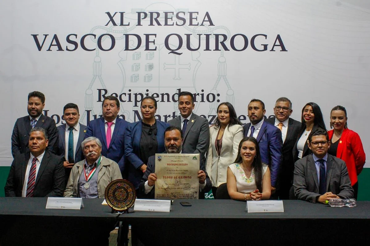 Entregan la Presea Vasco de Quiroga al artesano Juan Martínez Reyes