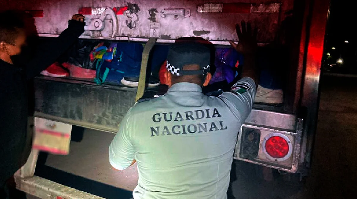 Gracias a que escucharon gritos en camión rescatan a 121 migrantes en Nuevo León