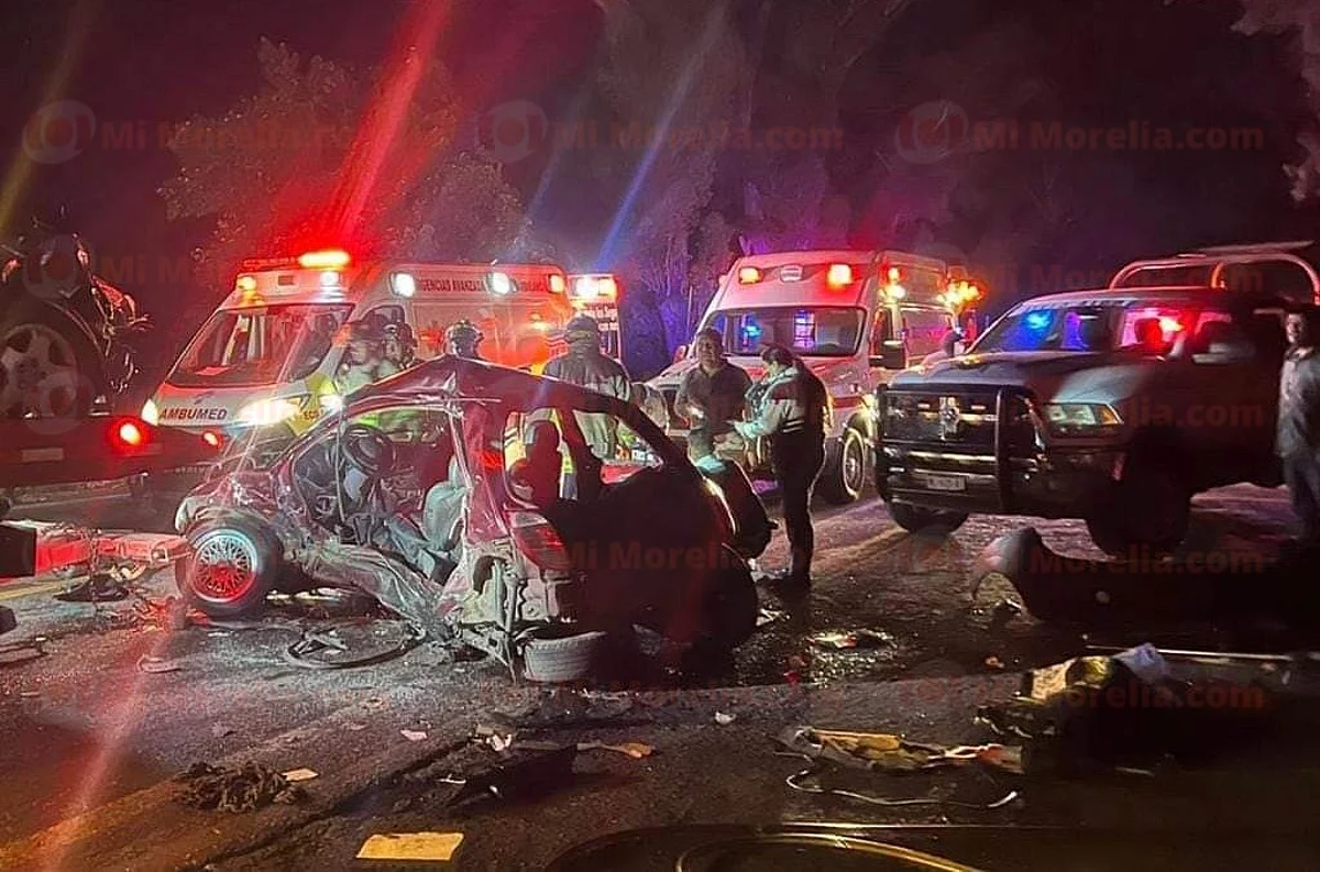 Aparatoso choque entre 2 autos deja 5 heridos en la Morelia-Quiroga