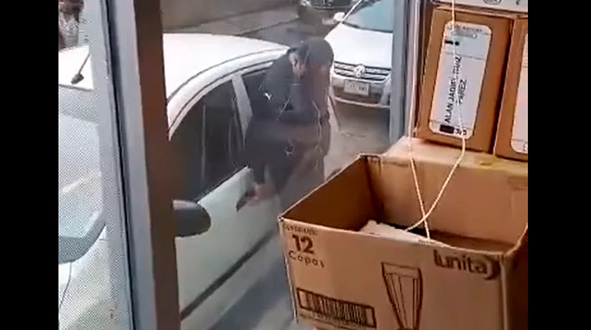 En el video se aprecia que es ahuyentado por la persona que graba el material
