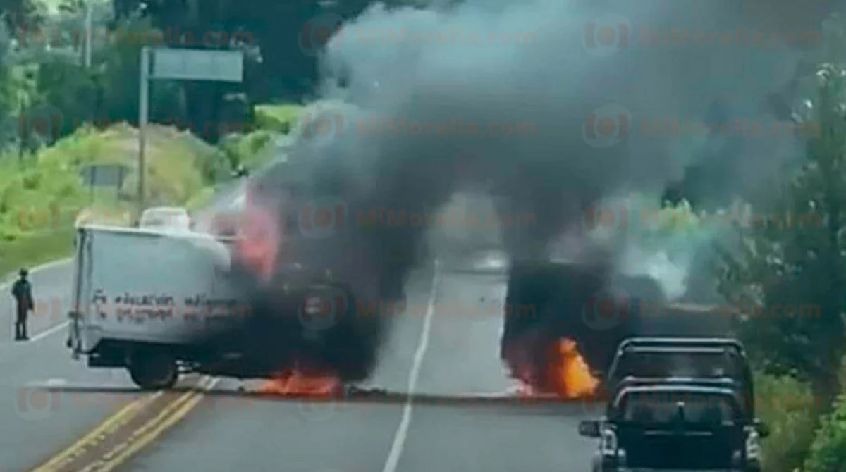 Presuntos normalistas incendian vehículos en la carretera Zamora-Morelia