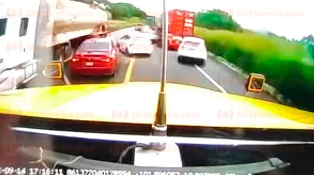 Así embistió tráiler en accidente en la Siglo XXI en Michoacán; suman 7 muertos