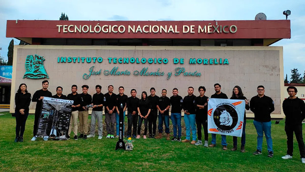 El equipo desarrolló un cohete experimental con el objetivo de llegar a 1KM de altura para obtener diversos parámetros durante el vuelo