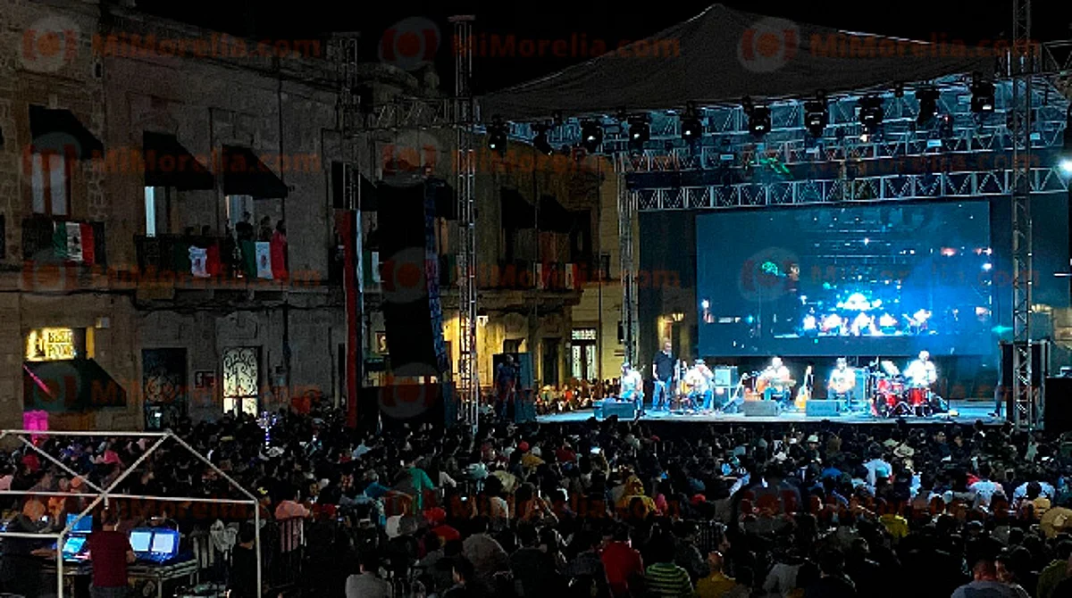 Con canciones de trova y fuegos artificiales, se vivió el Grito en Morelia